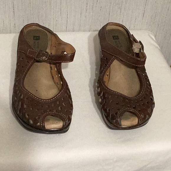 White mountain clogs. - Picture 3 of 7